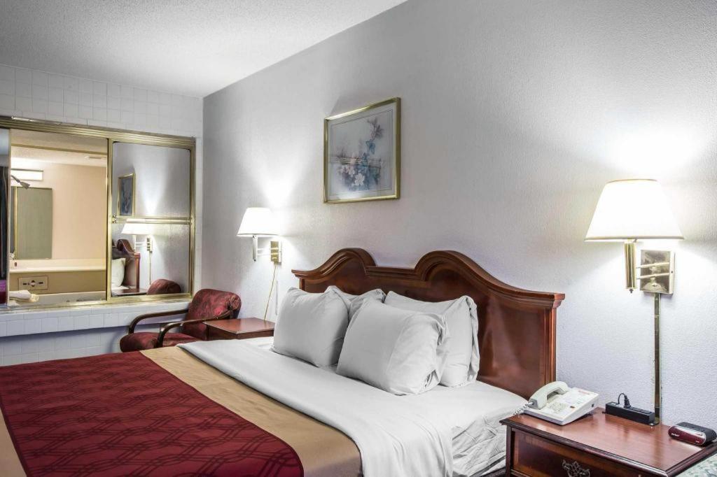 Econo Lodge South Garner Buitenkant foto